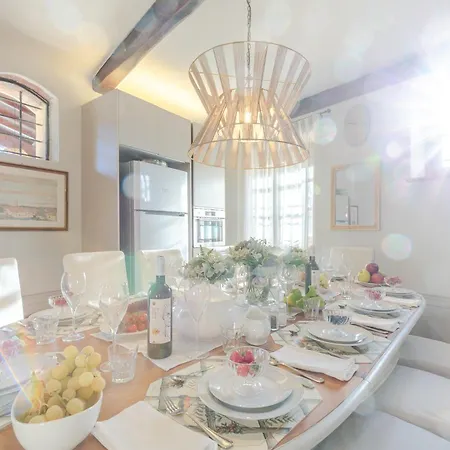 Amore, A Romantic Hilltop In Villa Lucca
