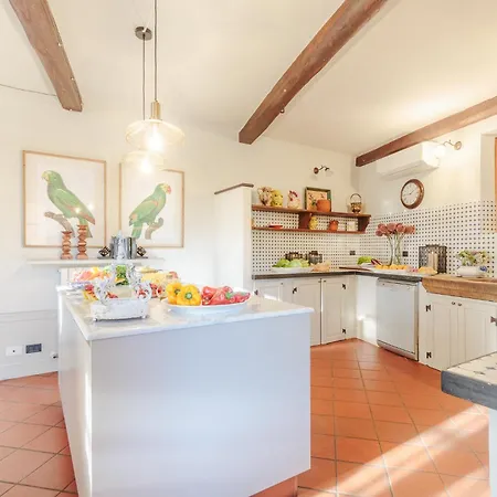 Amore, A Romantic Hilltop In Villa Lucca