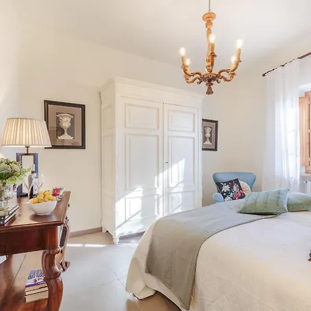 Willa Amore, A Romantic Hilltop In *