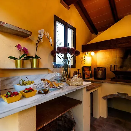 Willa Amore, A Romantic Hilltop In *