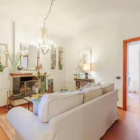 Willa Amore, A Romantic Hilltop In
